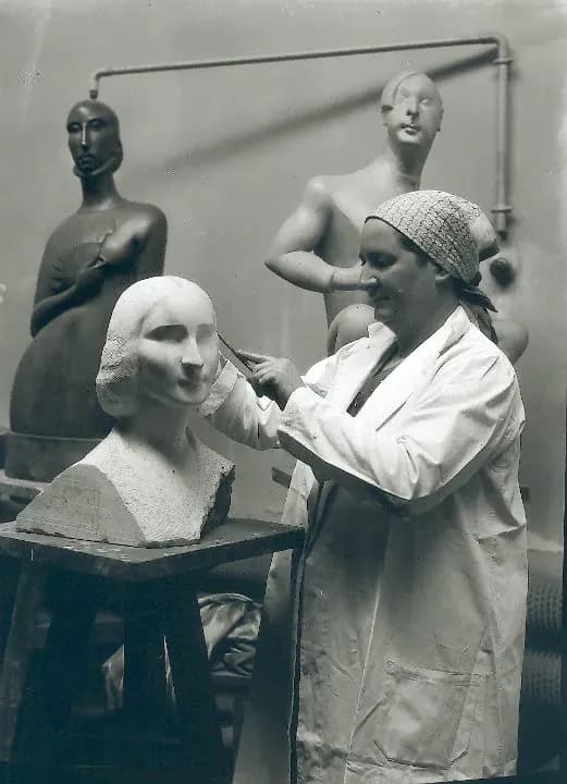Chana sculptant « buste de femme », 1930