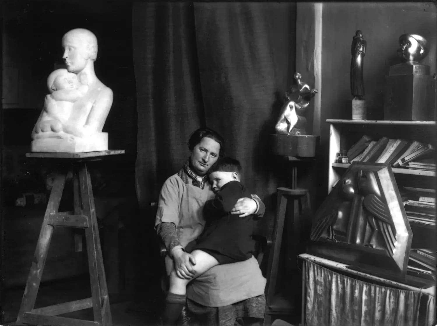 Chana avec son fils Didi dans son atelier rue d’Assas en 1924